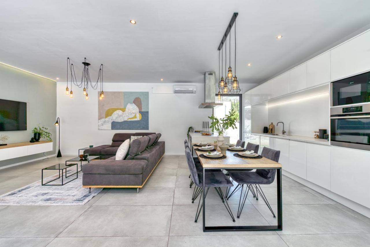 Villa Oasis - Your Luxury Home Away From Home Celopeci Екстериор снимка